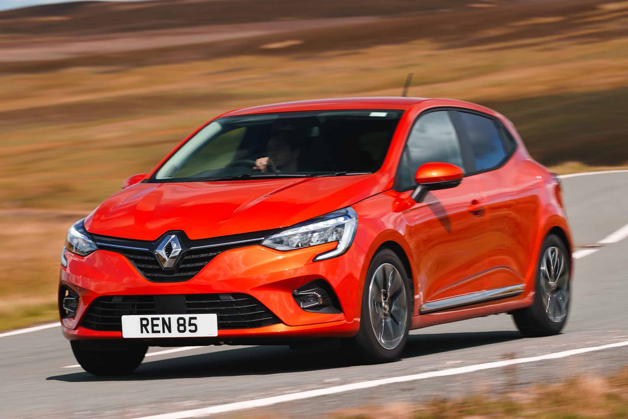 valencia-orange-all-new-clio-dean-smith-uk-06.09.19-driving-37 (1)